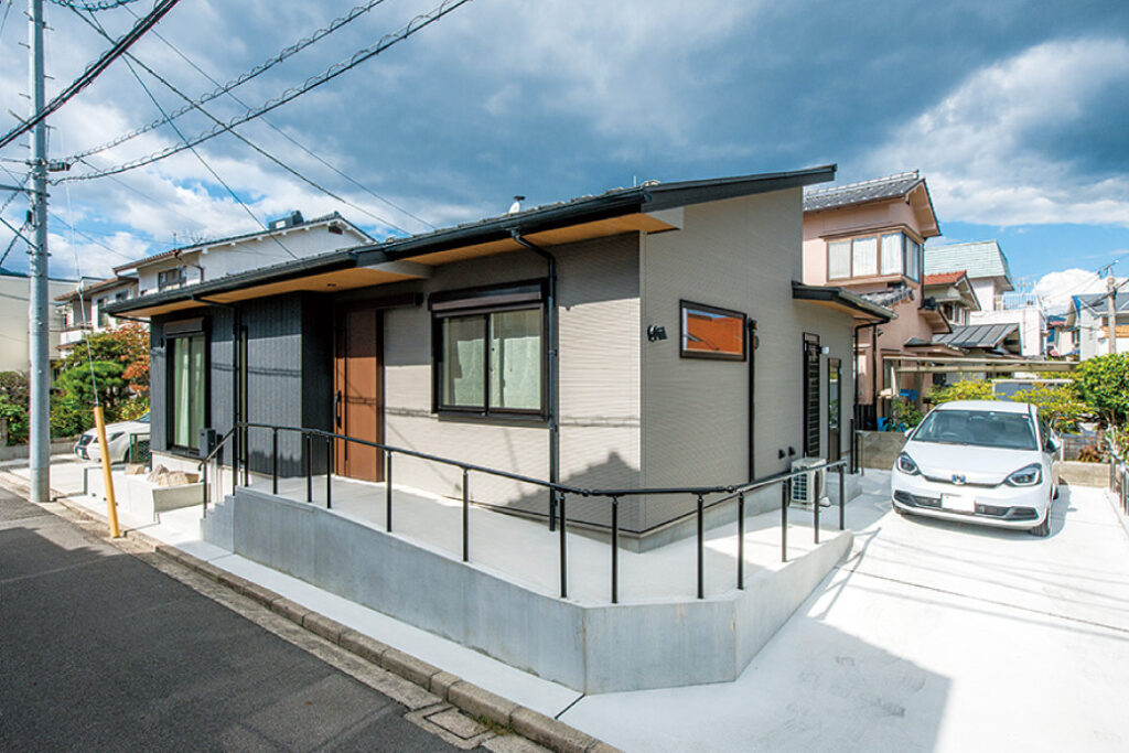 吹き抜けから降りそそぐ光｜家族がくつろげる開放的な平屋