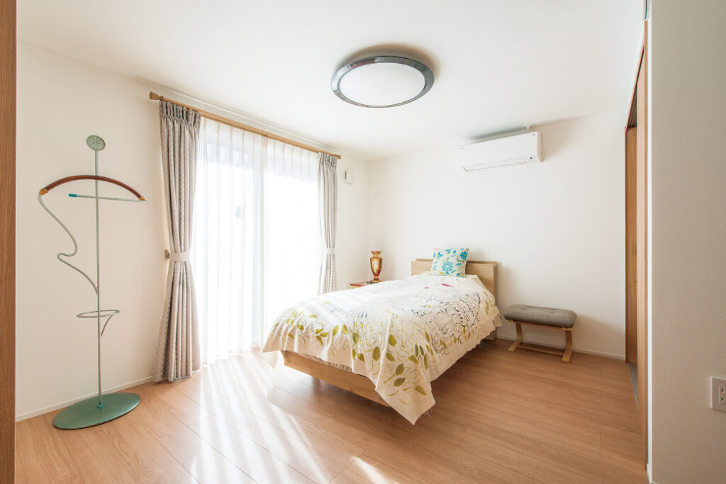 吹き抜けから降りそそぐ光|家族がくつろげる開放的な平屋