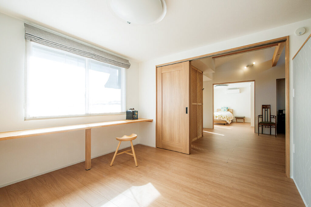 吹き抜けから降りそそぐ光|家族がくつろげる開放的な平屋
