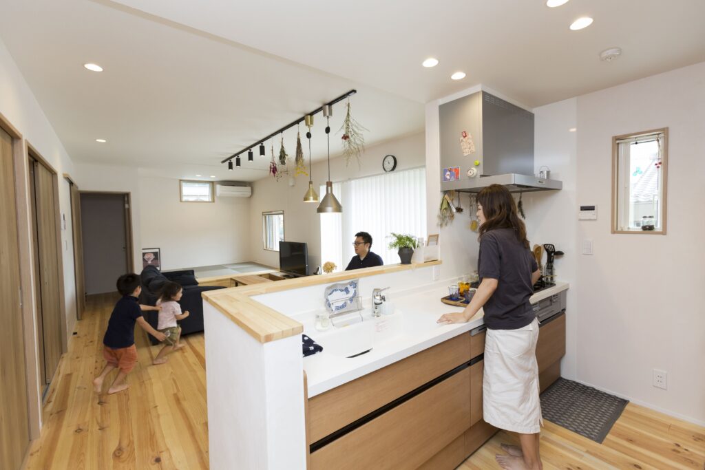 無垢材床と漆喰壁で快適なLDK スムーズな生活・家事動線も実現