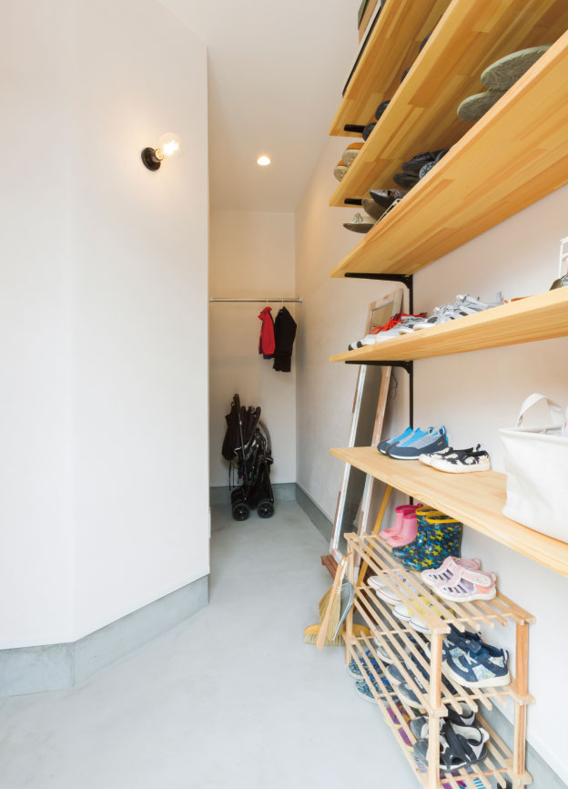 無垢材床と漆喰壁で快適なLDK スムーズな生活・家事動線も実現