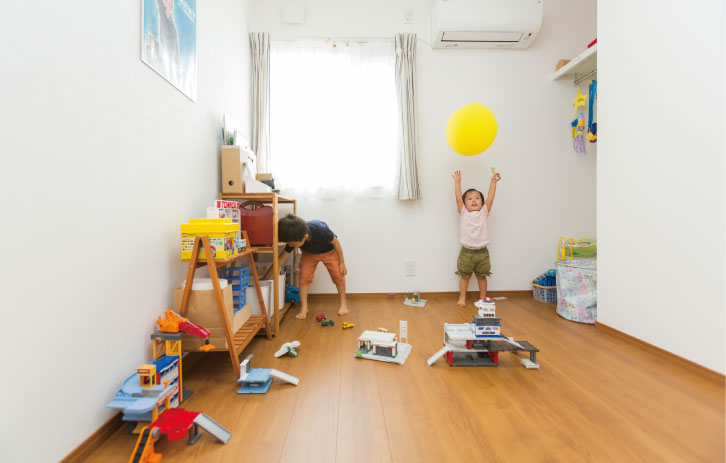 無垢材床と漆喰壁で快適なLDK スムーズな生活・家事動線も実現