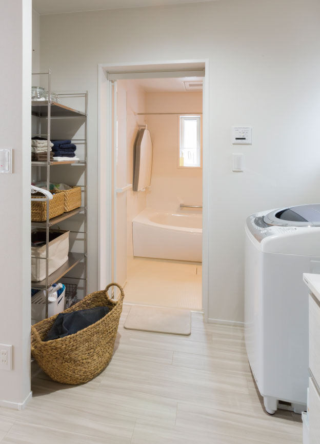 無垢材床と漆喰壁で快適なLDK スムーズな生活・家事動線も実現