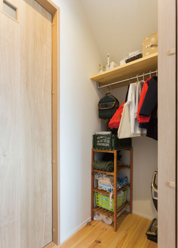 無垢材床と漆喰壁で快適なLDK スムーズな生活・家事動線も実現