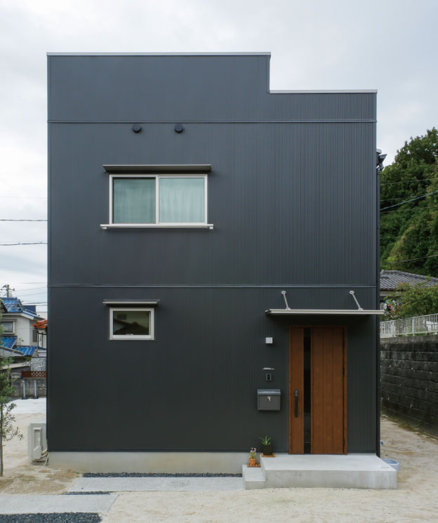 無垢材床と漆喰壁で快適なLDK スムーズな生活・家事動線も実現