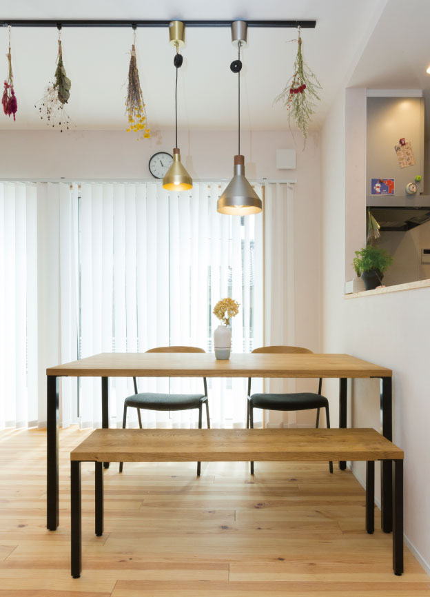 無垢材床と漆喰壁で快適なLDK スムーズな生活・家事動線も実現