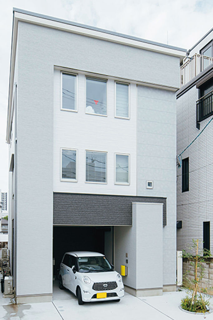 白が基調の3階建て内装を欧風にコーディネート