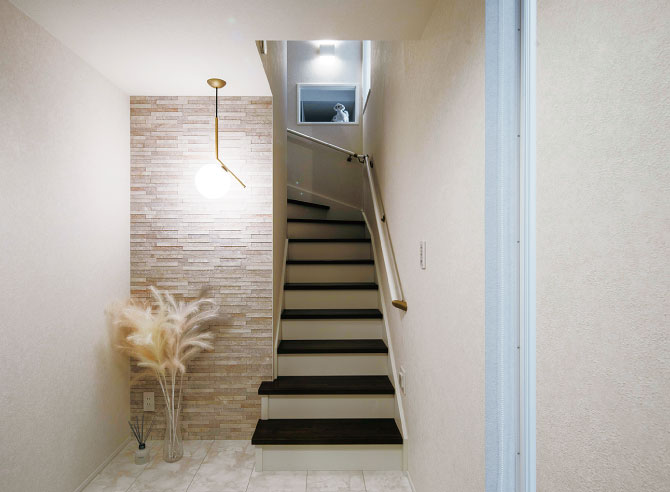 白が基調の3階建て内装を欧風にコーディネート