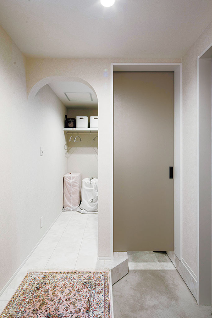 白が基調の3階建て内装を欧風にコーディネート