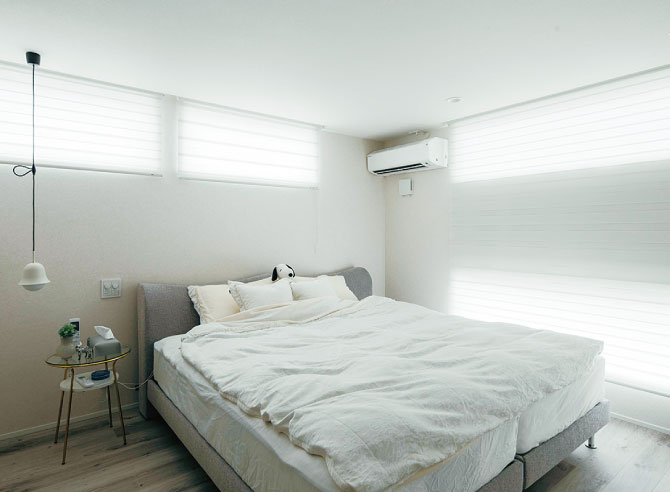 白が基調の3階建て内装を欧風にコーディネート