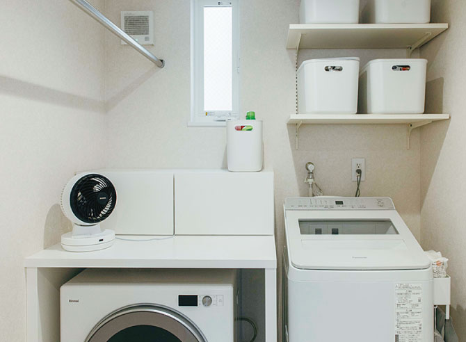 白が基調の3階建て内装を欧風にコーディネート